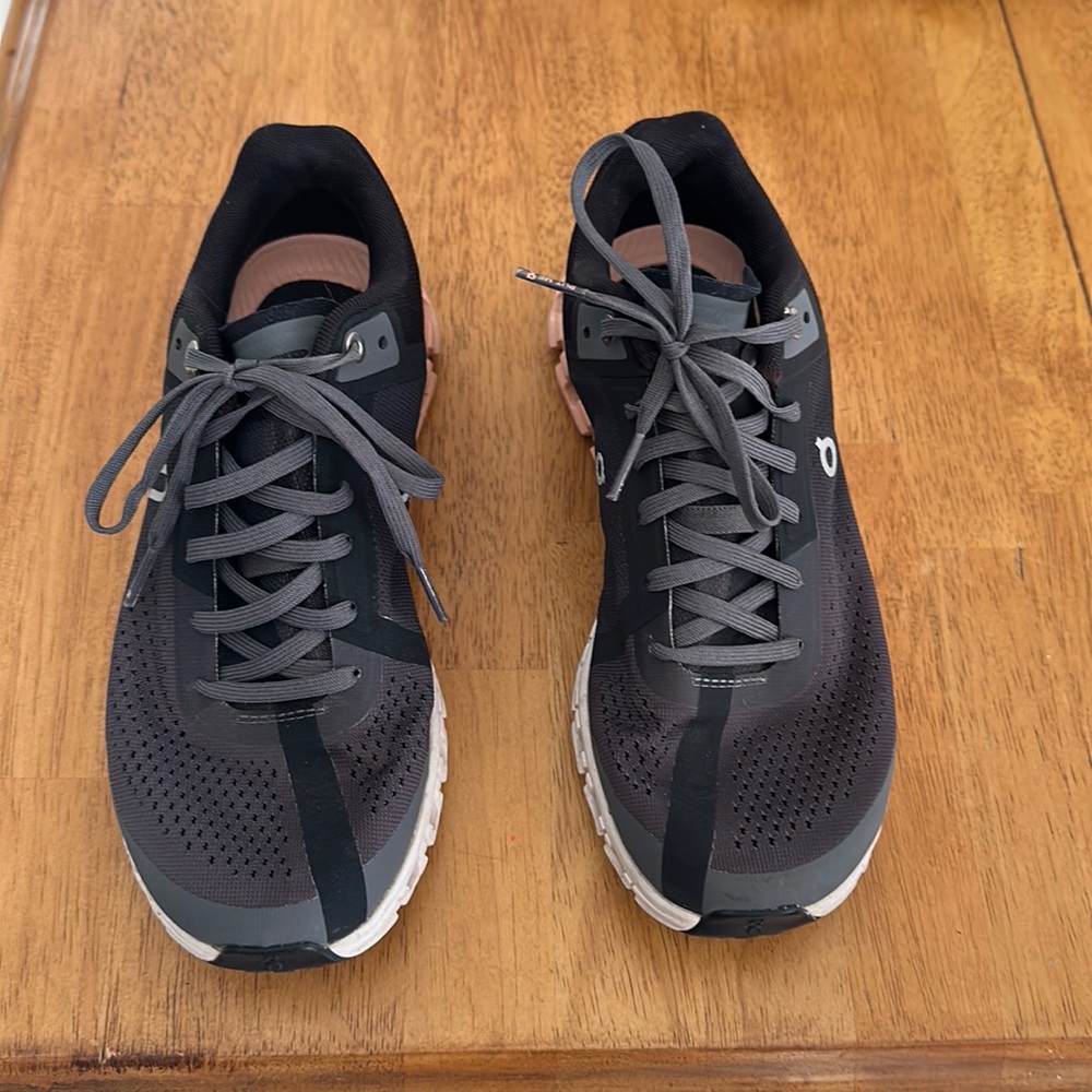 Women’s On Cloud tennis shoes